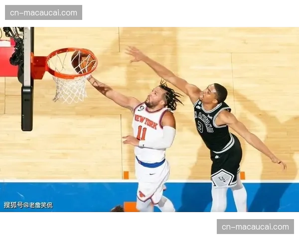 尼克斯末节白热化缠斗：布伦森控场与罚球稳住军心避免被翻盘